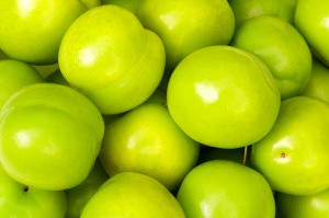 Green apples arranged on the market stand